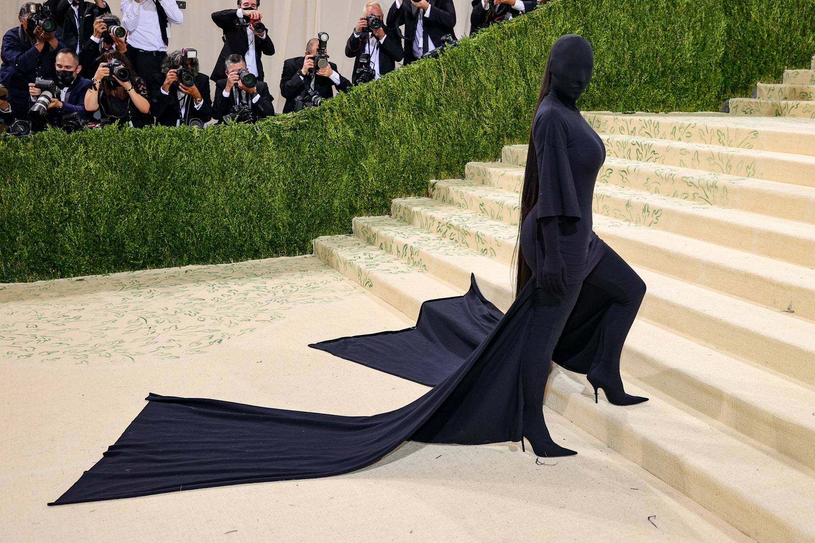 Kim Kardashian na Met Gali 2021 w projekcie od Balenciagi (Fot. Getty Images)