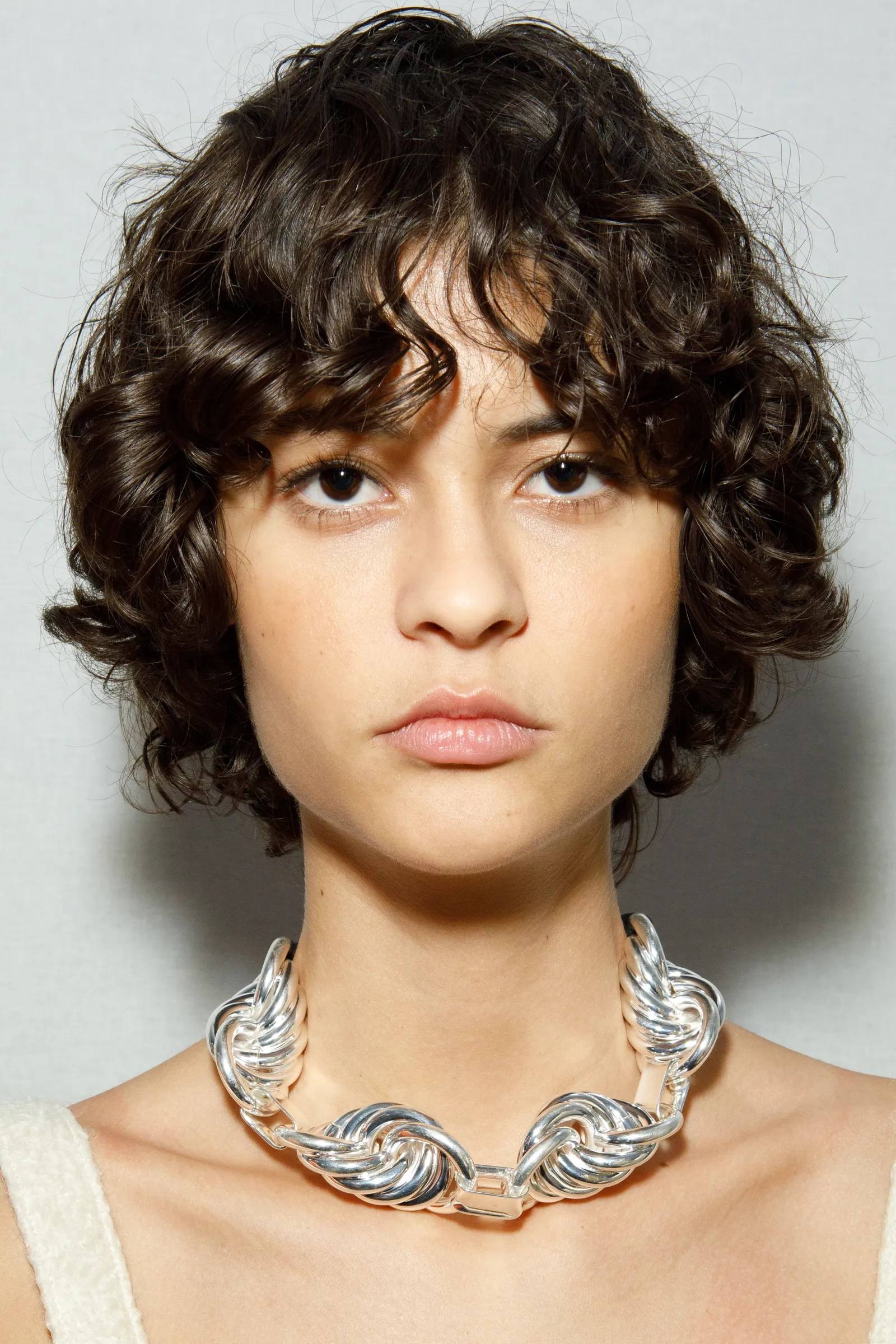 Na pokazie Jil Sander jedna z modelek nosiła krótszą wersję tej modnej fryzury (Fot. Rosdiana Ciaravolo/Getty Images)