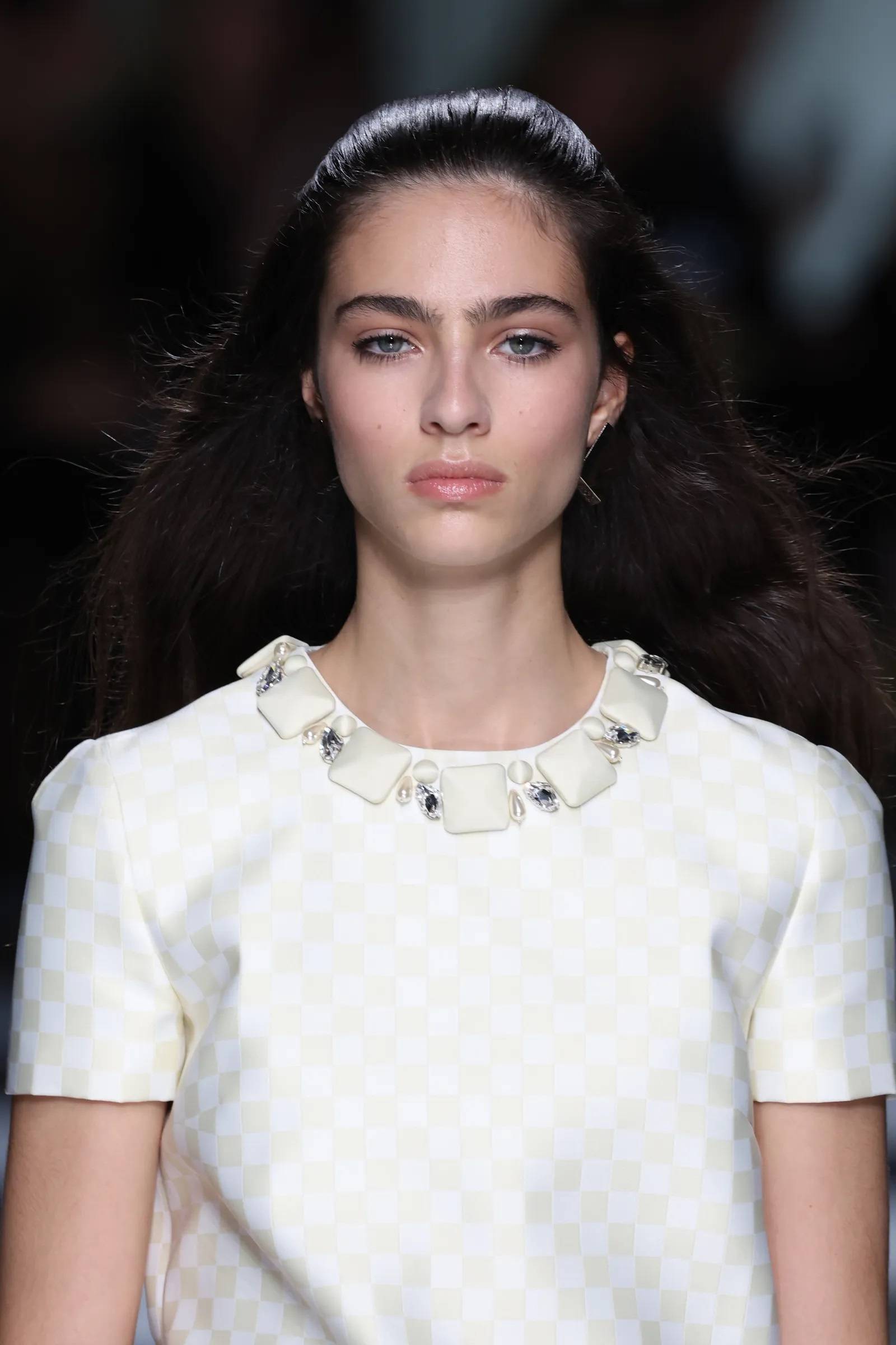 Na pokazie Versace wszystkie modelki nosiły fryzury typu half-up (Fot. Pietro DAprano/Getty Images)
