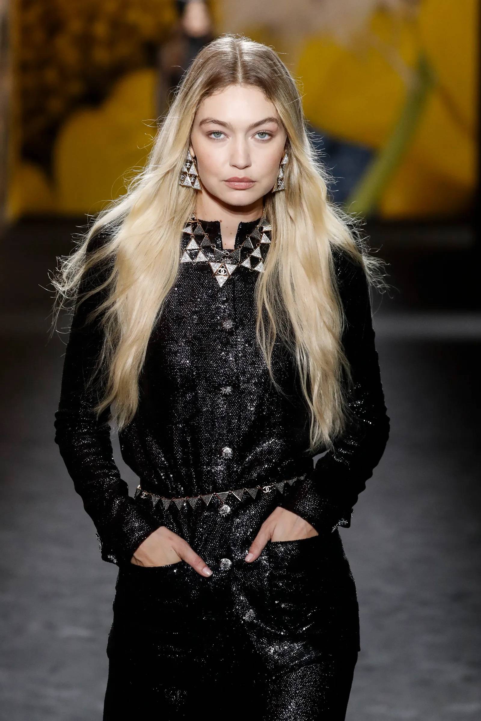 Podczas pokazu Chanel na sezon wiosna-lato 2024 top modelka Gigi Hadid przechadzała się po wybiegu w długich włosach o dużej objętości (Fot. The Washington Post / Getty Images)
