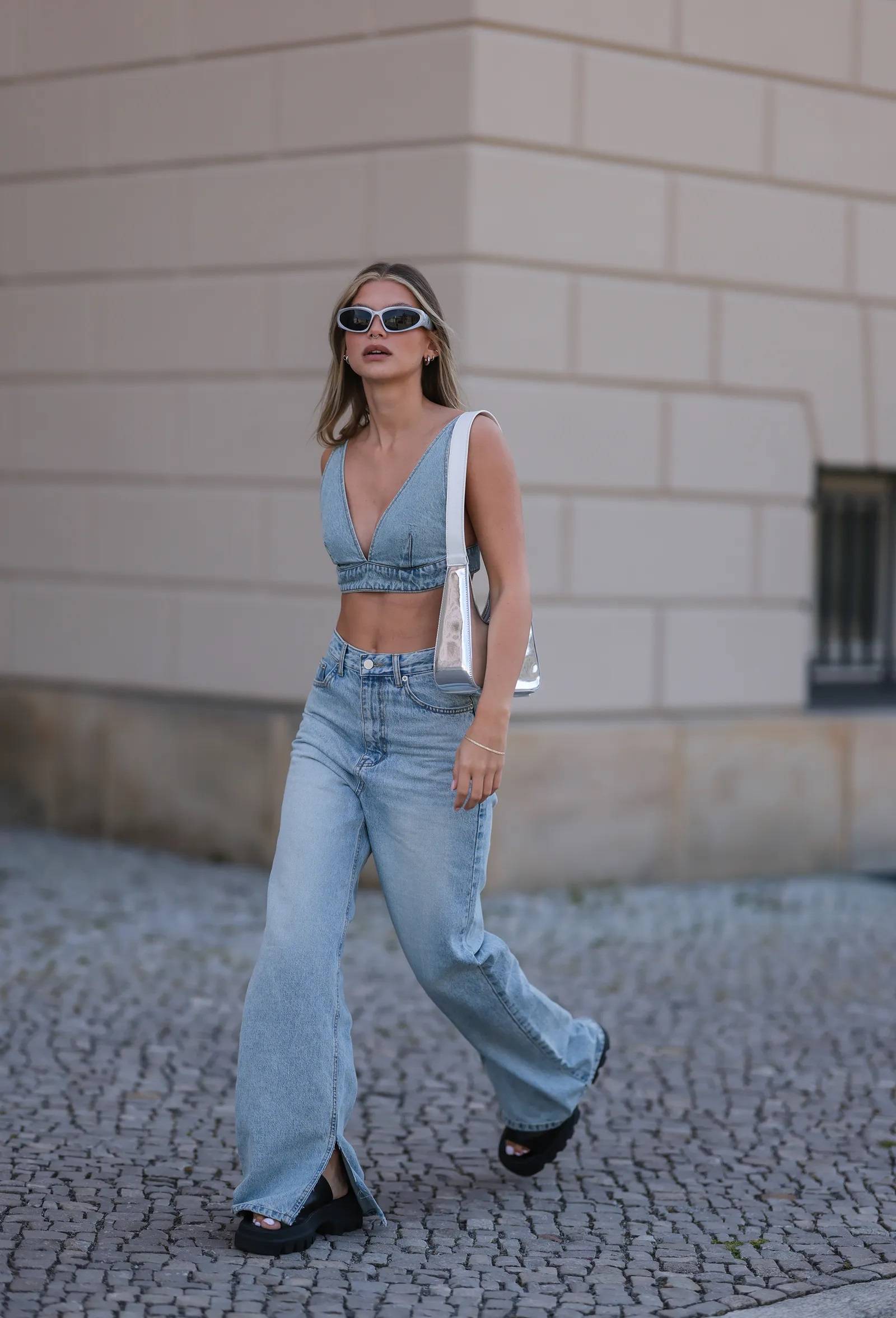 Street style proponuje jeansowe dzwony do sandałów na platformie (Fot. Jeremy Moeller/Getty Images)