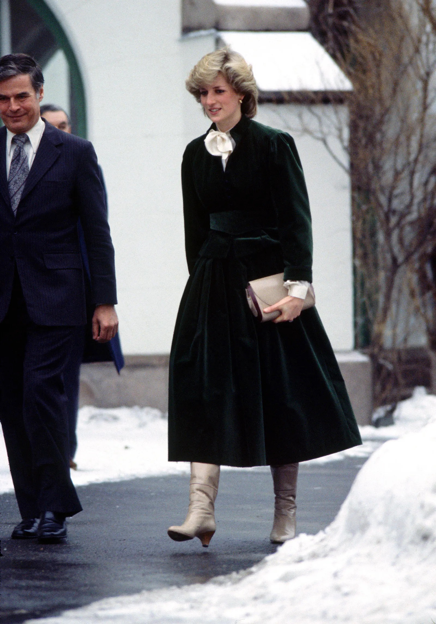 Księżna Walii w kozakach z obcasem kaczuszką w 1984 r. (Fot. Tim Graham / Getty Images)