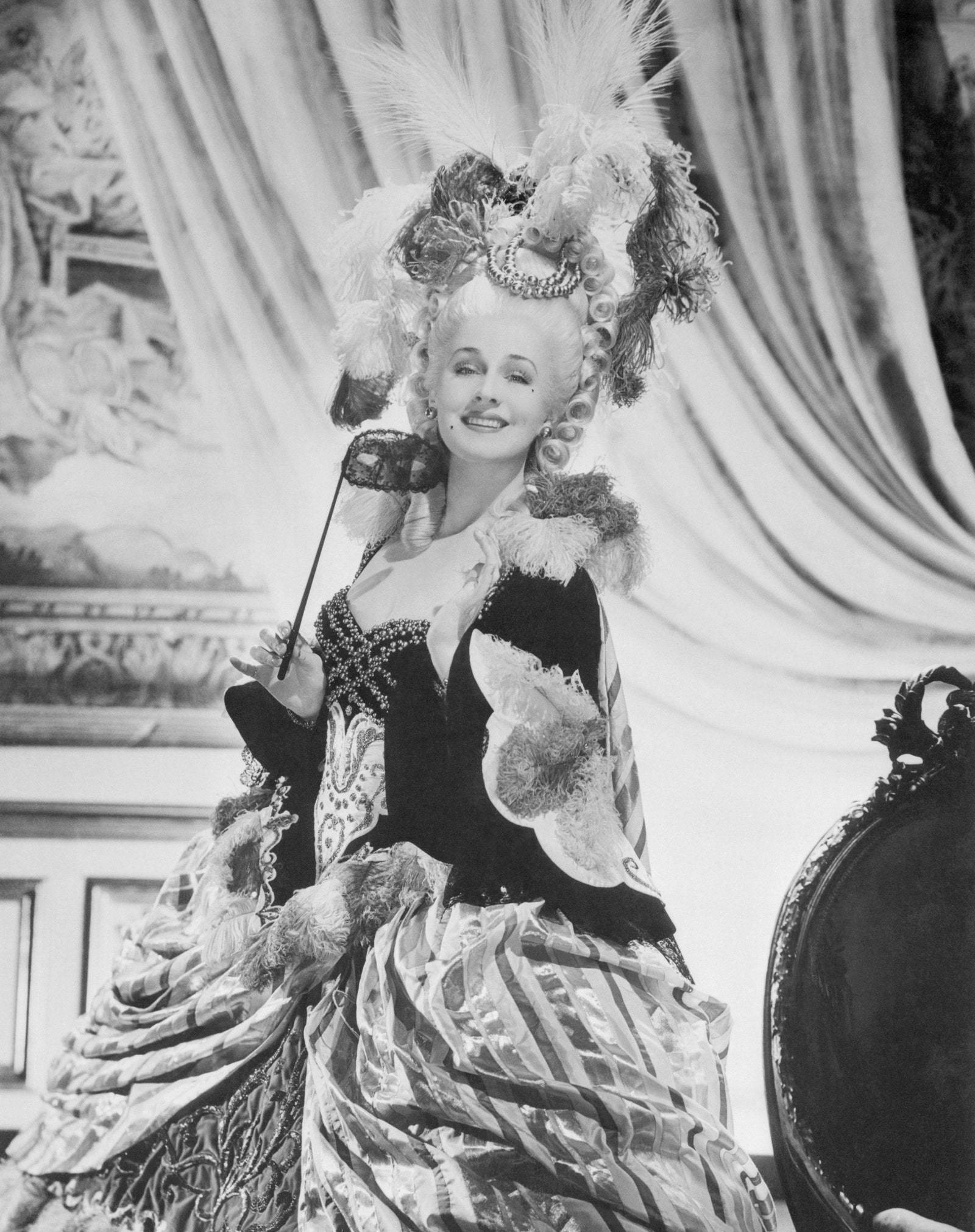 Norma Shearer wznawia swoją aktorską karierę, występując w roli ciężko doświadczonej przez los Marii Antoniny, w filmie o tej nazwie produkcji Metro-Goldwyn-Mayer. Shearer ma na sobie jeden z 34 wspaniałych kostiumów z wystawnej francuskiej epoki. (Fot. Bettmann/Getty Images)