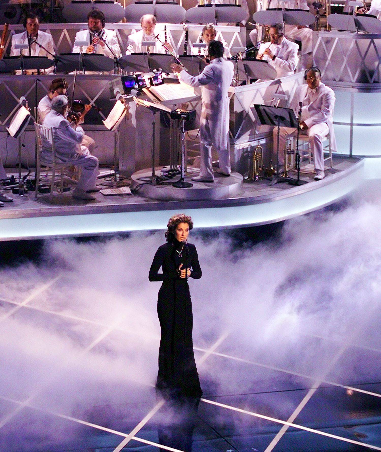 Występ Celine Dion podczas oscarowej gali (Fot. Timothy A. Clary / AFP / Getty Images)