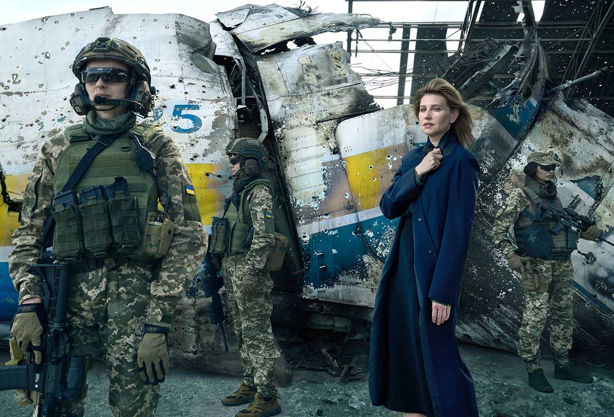 NIE PODDAWAĆ SIĘ, Zełenska na lotnisku Antonov w Hostomelu z grupą ukraińskich żołnierek. (Fot. Annie Leibovitz, „Vogue US” październik 2022 rok)