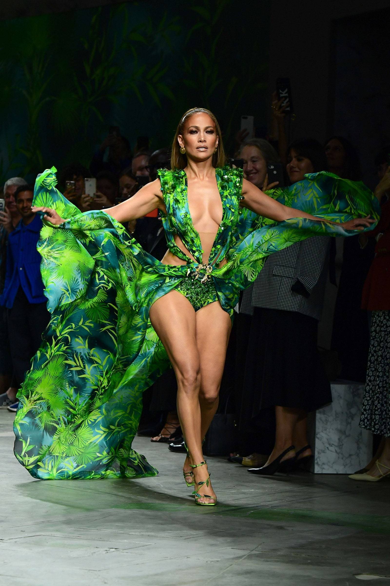Na pokazie marki Versace na sezon wiosna-lato 2020 (Fot. Getty Images)