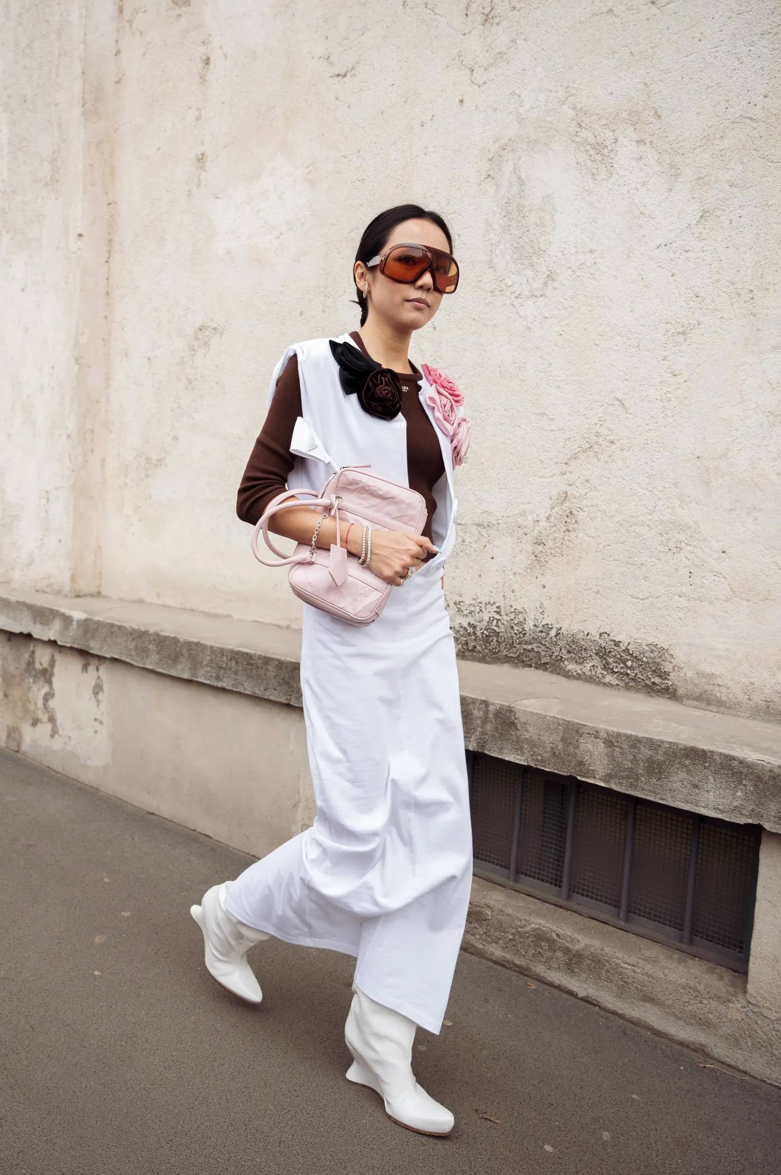 Efektowne kozaki damskie podbiły street style.(Fot. Getty Images)