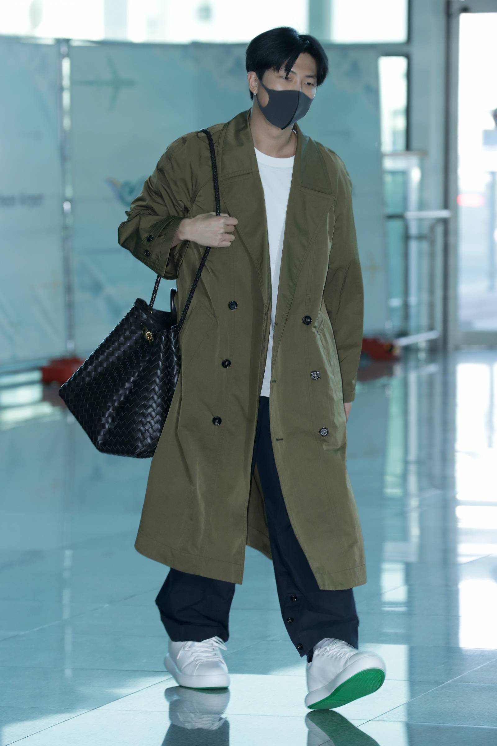 RM z torbą Andiamo na lotnisku w Incheon (fot. Getty Images)