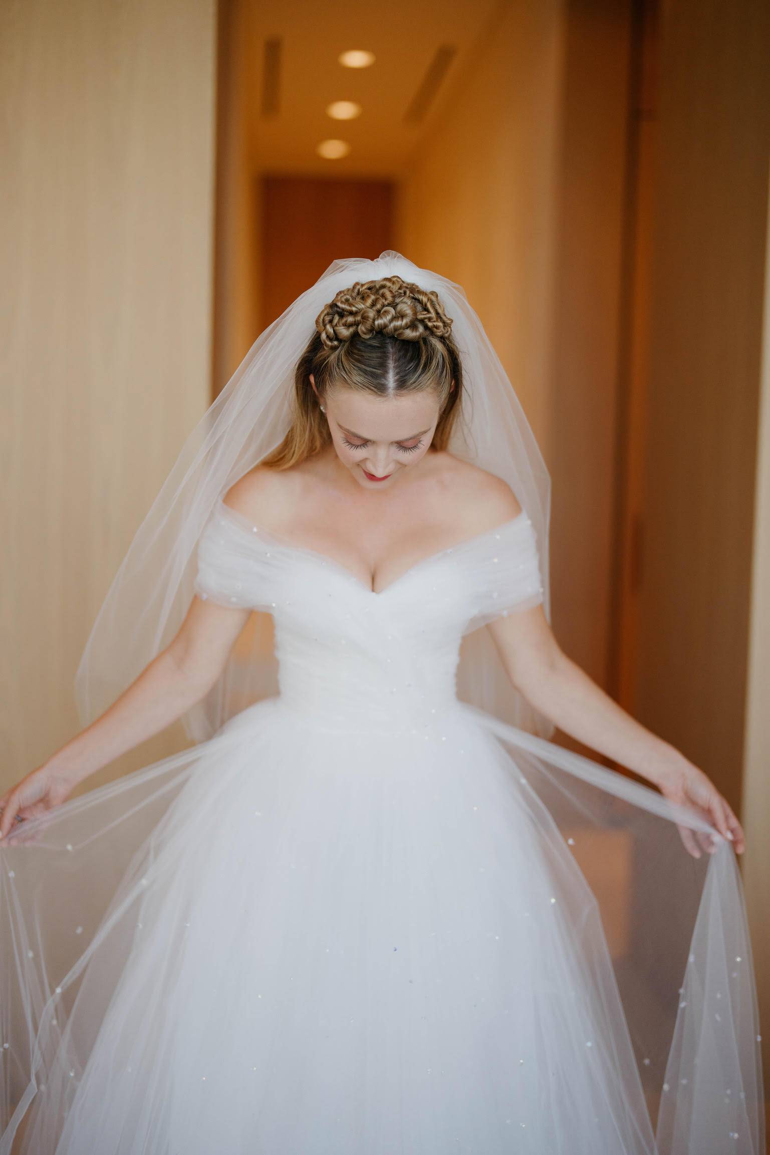 Billie podziwia swoją suknię ślubną od Rodarte (Fot. Cameron Rad)