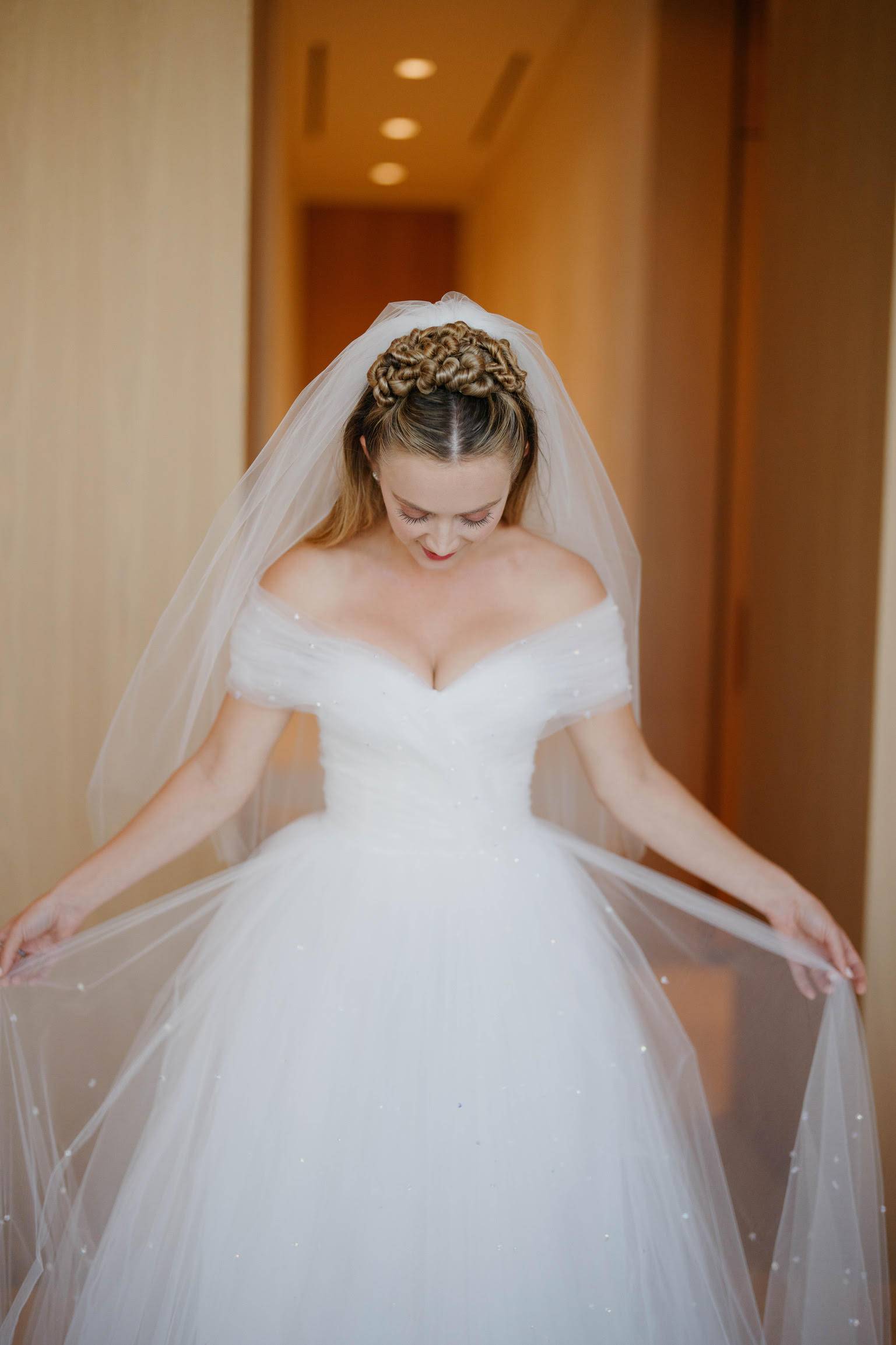 Billie podziwia swoją suknię ślubną od Rodarte (Fot. Cameron Rad)