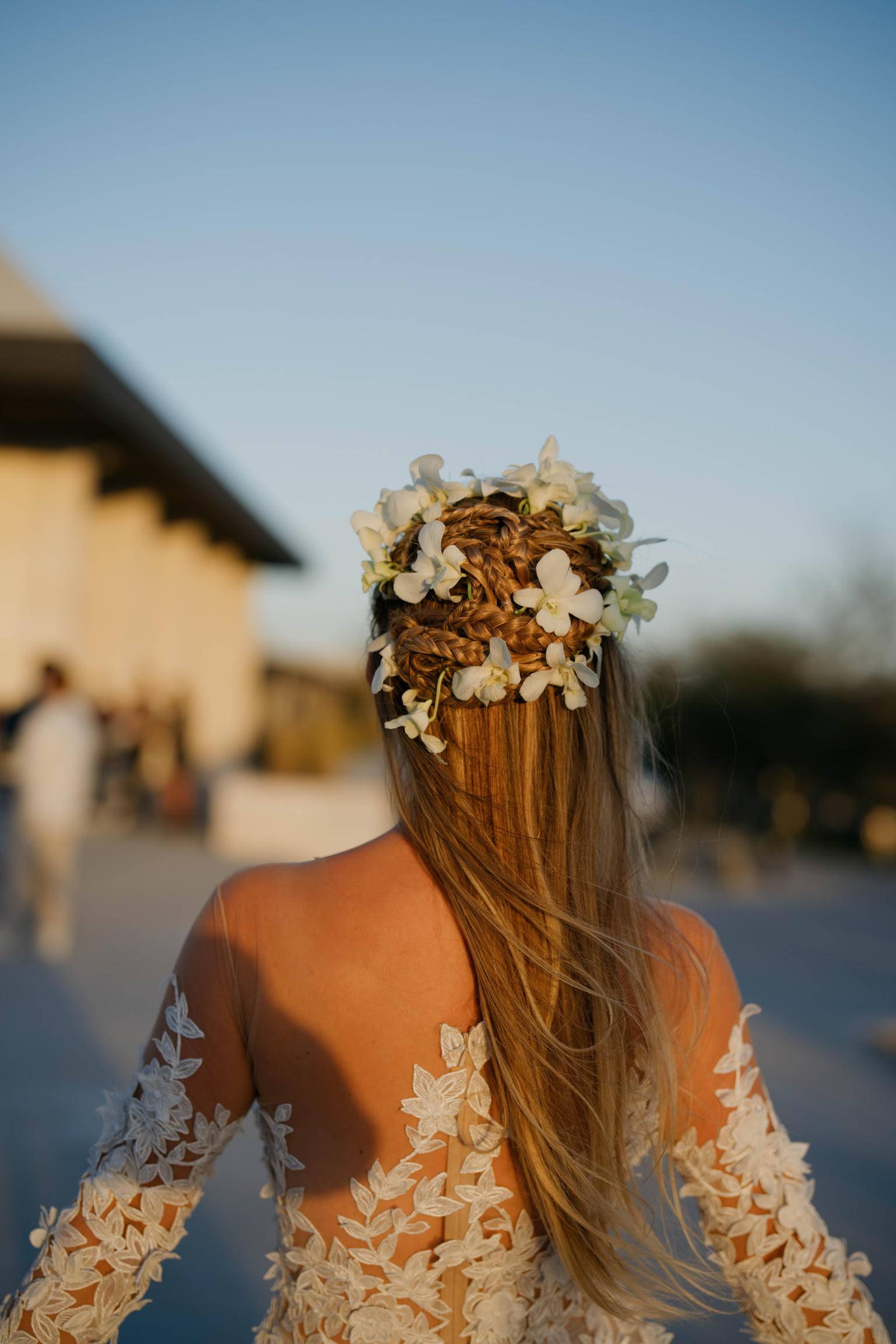 Na przedślubną kolację Billie założyła kwiatową suknię z domu mody Oscar de la Renta (Fot. Cameron Rad)