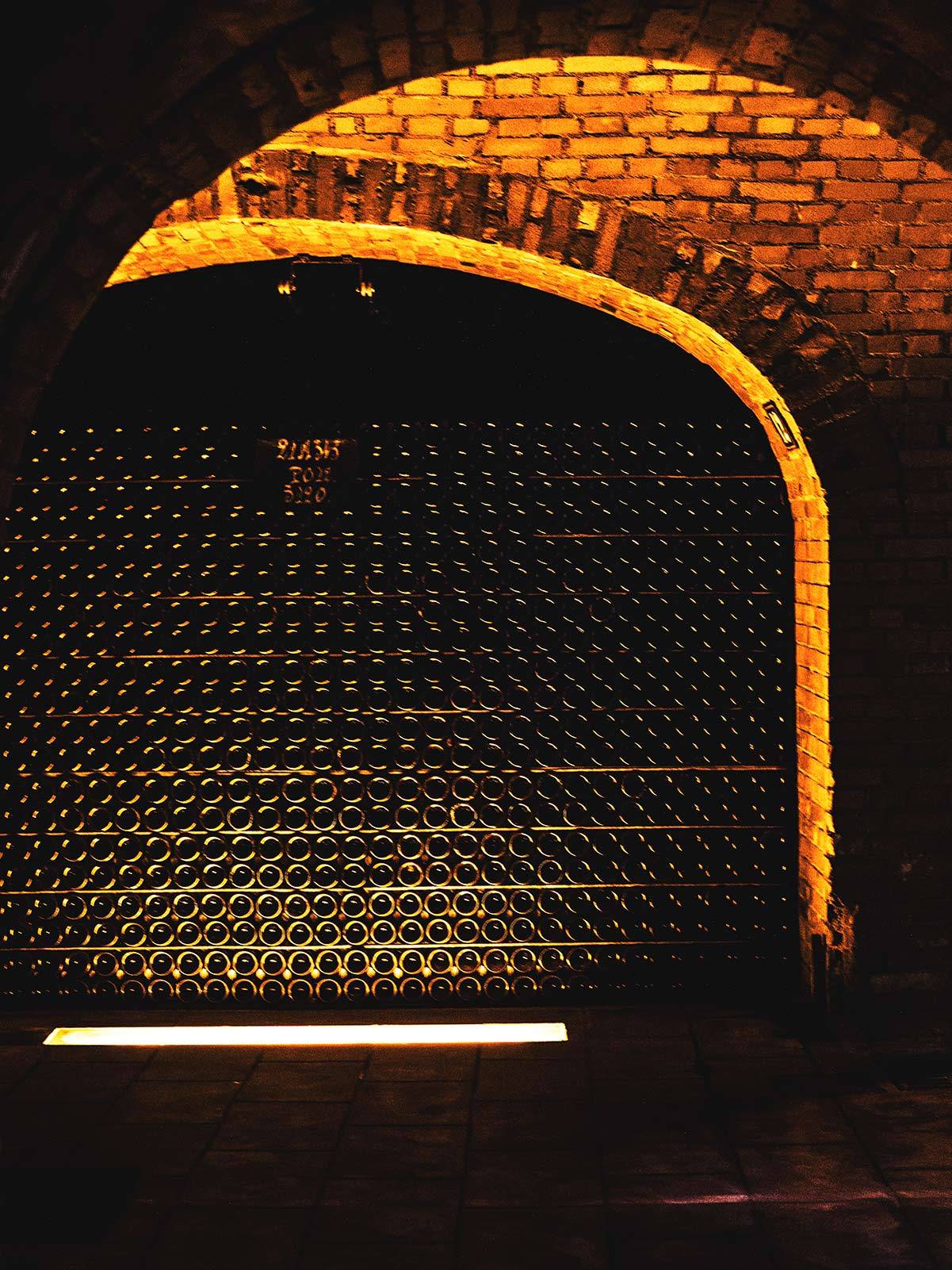 Piwnice z leżakującym szampanem (Fot. Weronika Ławniczak)