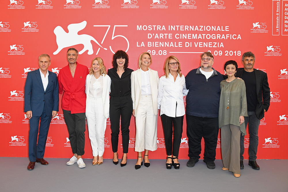 Jury 75. Festiwalu Filmowego w Cannes (od lewej): Christoph Waltz, Taika Waititi, Naomi Watts, Małgorzata Szumowska, Trine Dyrholm, Nicole Garcia, przewodniczący jury Guillermo Del Toro, Sylvia Chang and Paolo Genovese (Fot. Dominique Charriau/WireImage)