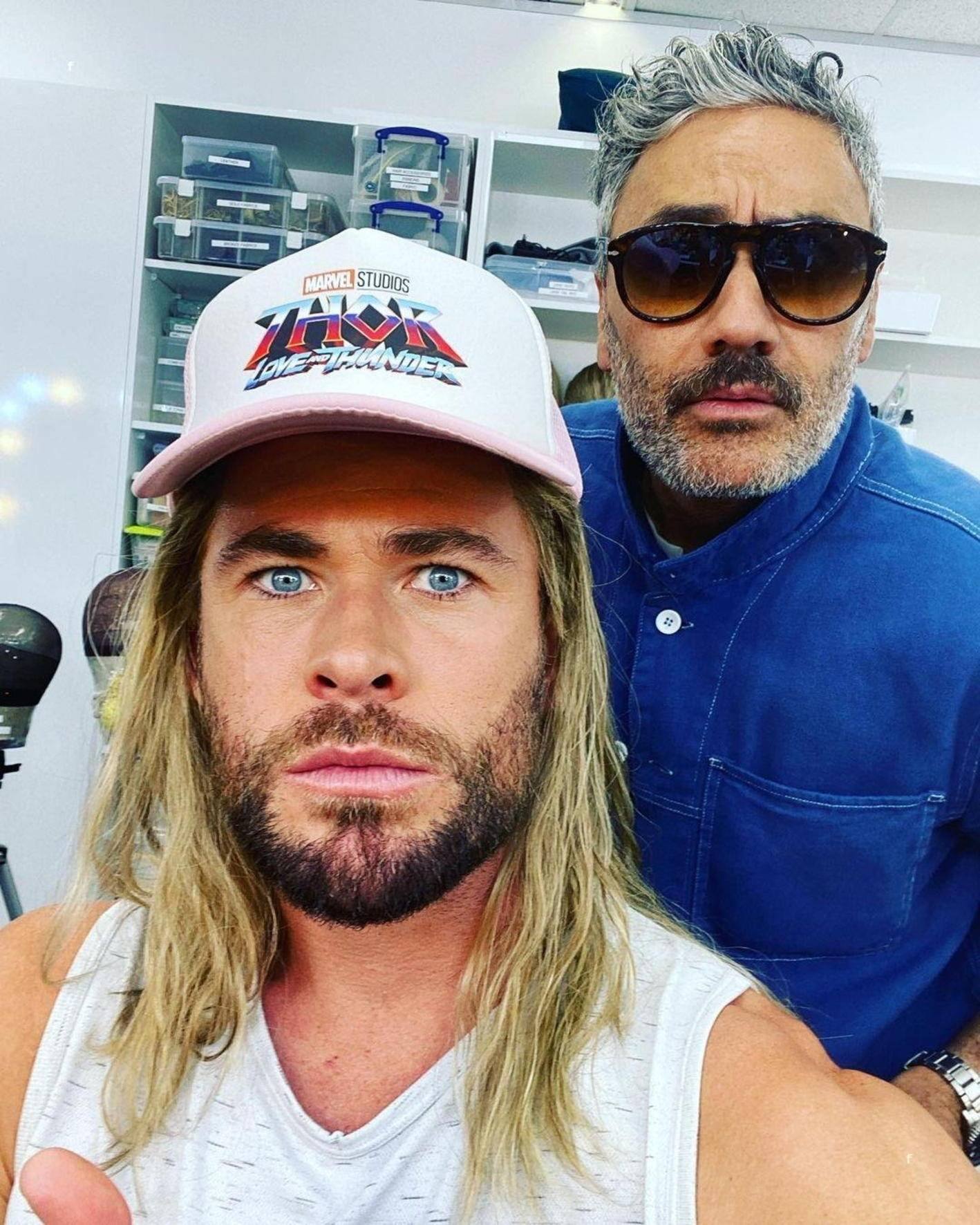 Z Chrisem Hemsworthem na planie Thora /(Fot. instagram.com/)