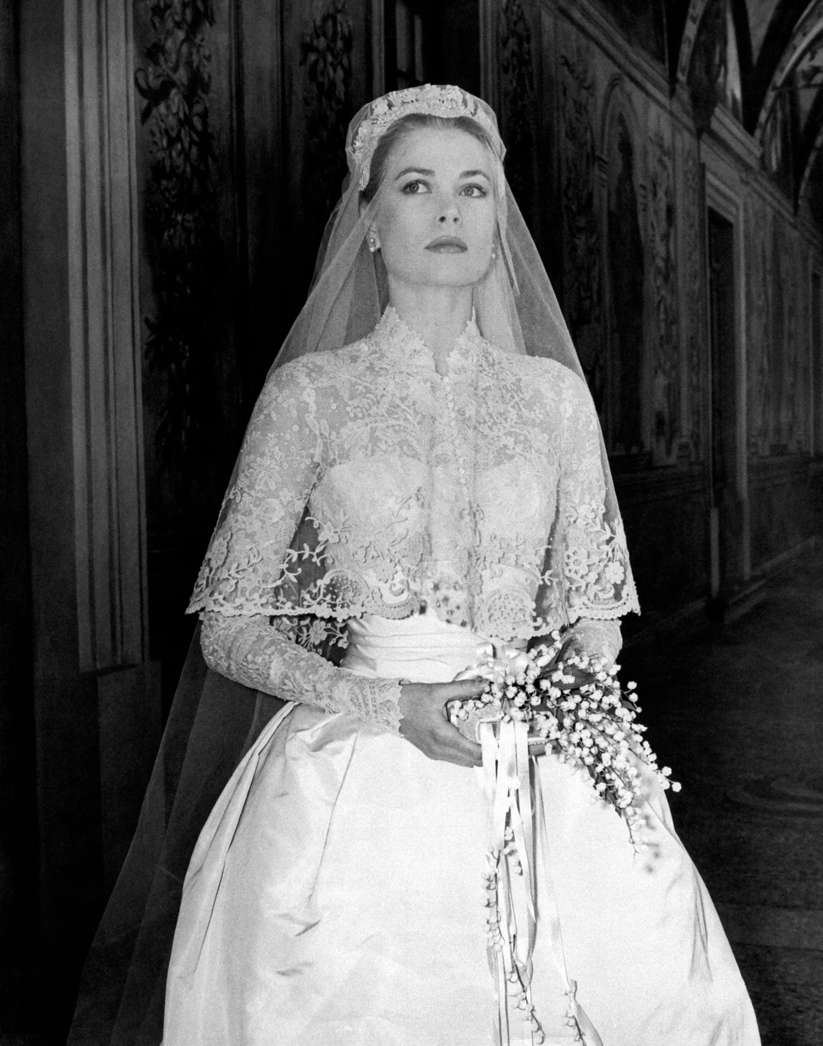 Grace Kelly w sukni ślubnej zaprojektowanej przez Helen Rose, podarowanej jej przez MGM (Fot. Getty Images)