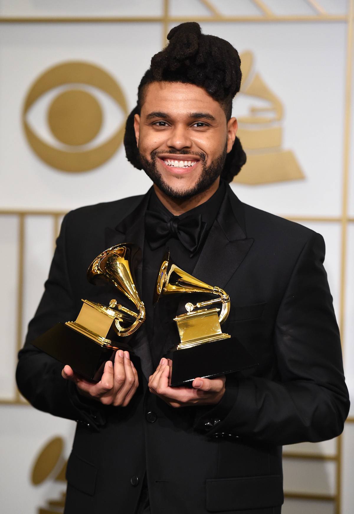 Ze swoimi statuetkami Grammy na gali w 2016 roku (Fot. Steve Granitz/WireImage)