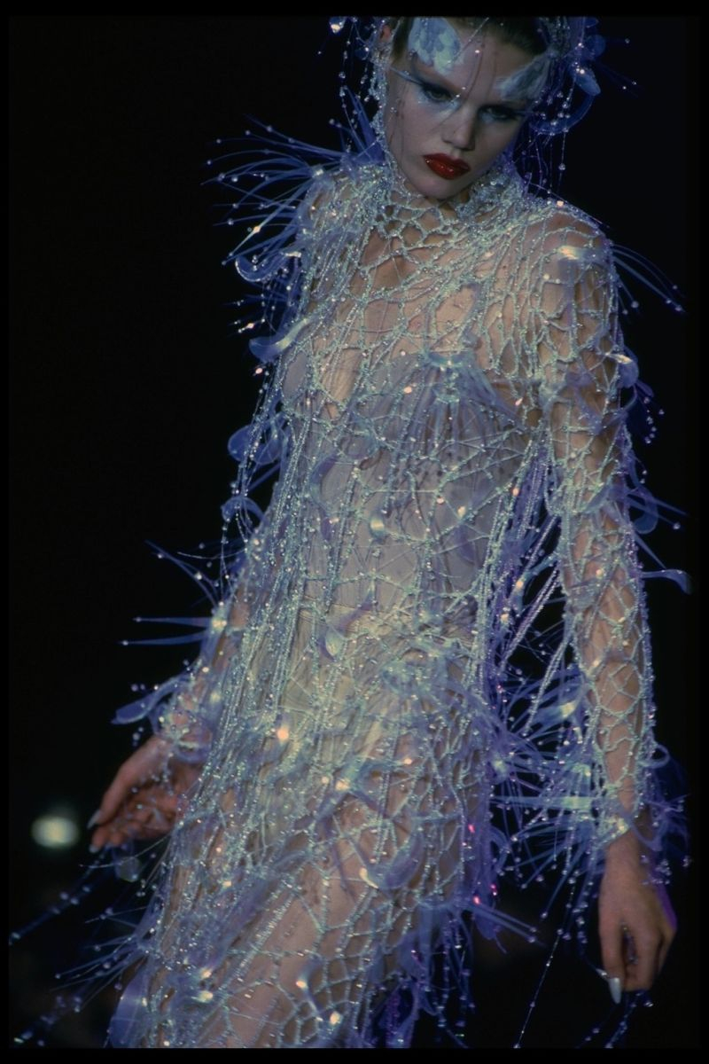 Mugler, kolekcja haute couture wiosna-lato 97 (Fot. THIERRY ORBAN/Sygma via Getty Images)