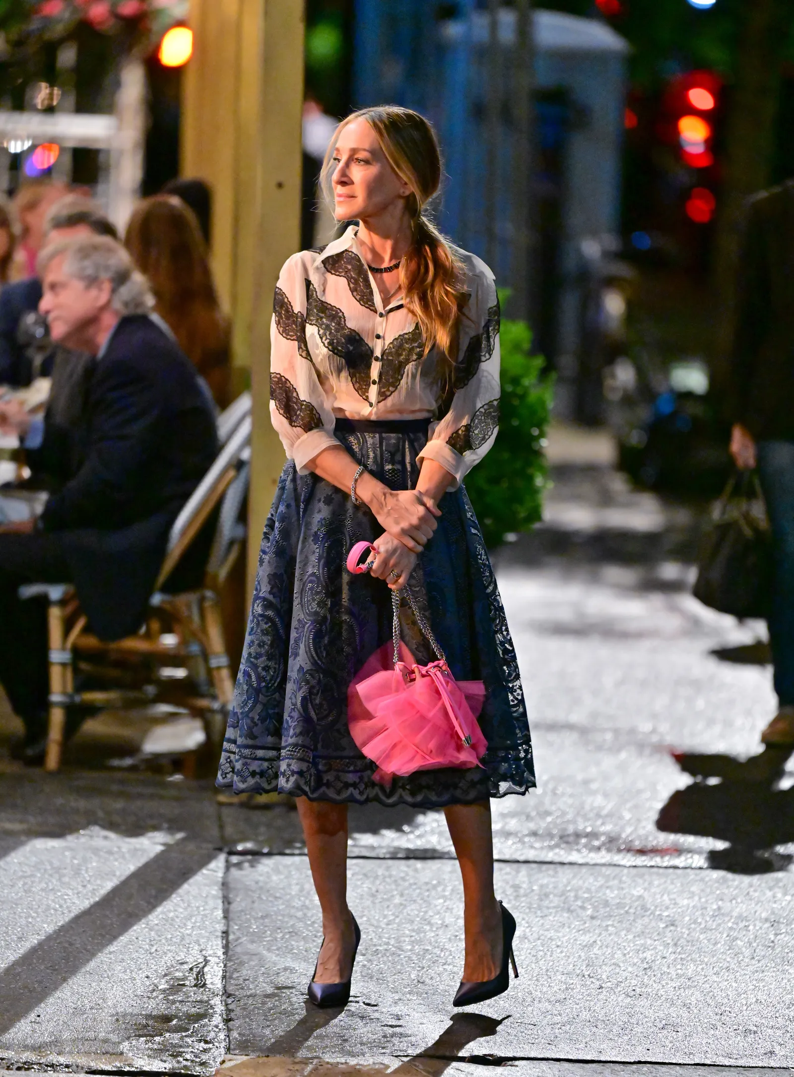 Ulubiony fason spódnicy Carrie Bradshaw powraca do łask: spódnica z koła. Sarah Jessica Parker na planie drugiego sezonu I tak po prostu...