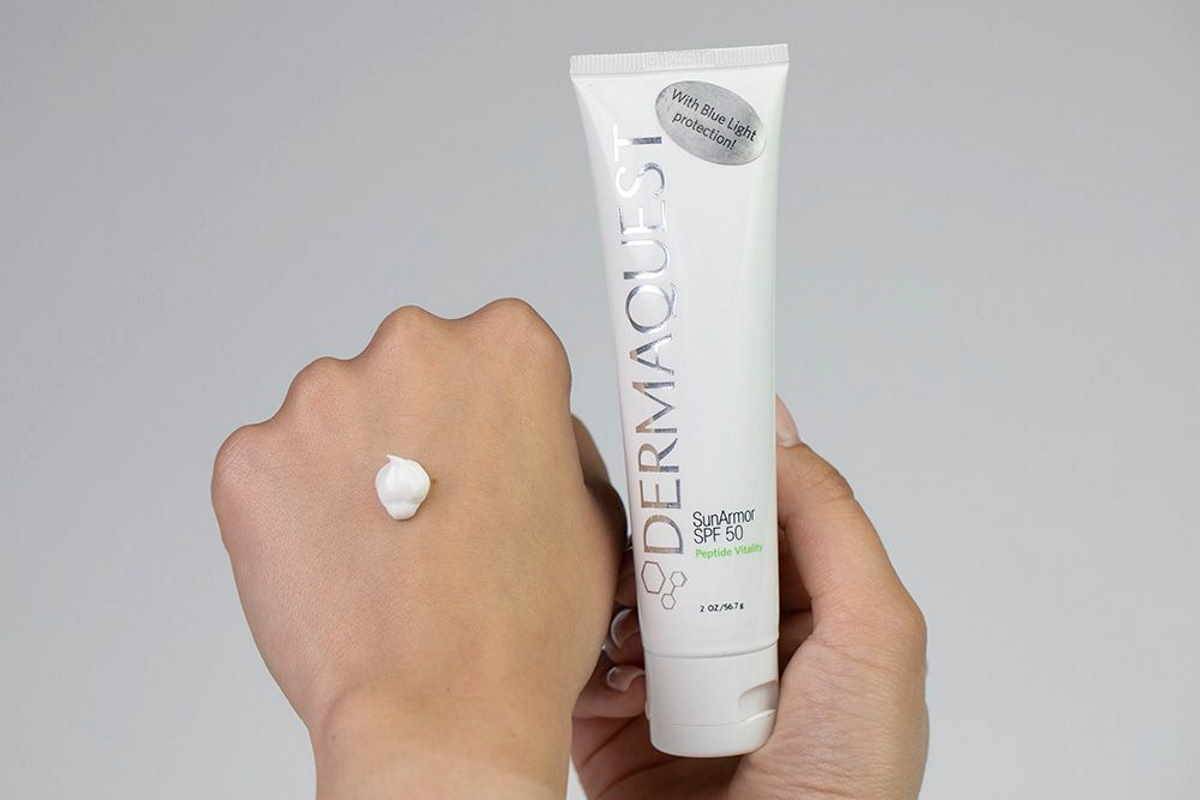 Kosmetyki Dermaquest w sklepie Topestetic.pl. Dermaquest SunArmor SPF 50: Peptydowo-przeciwstarzeniowy krem z najwyższą ochroną mineralną.