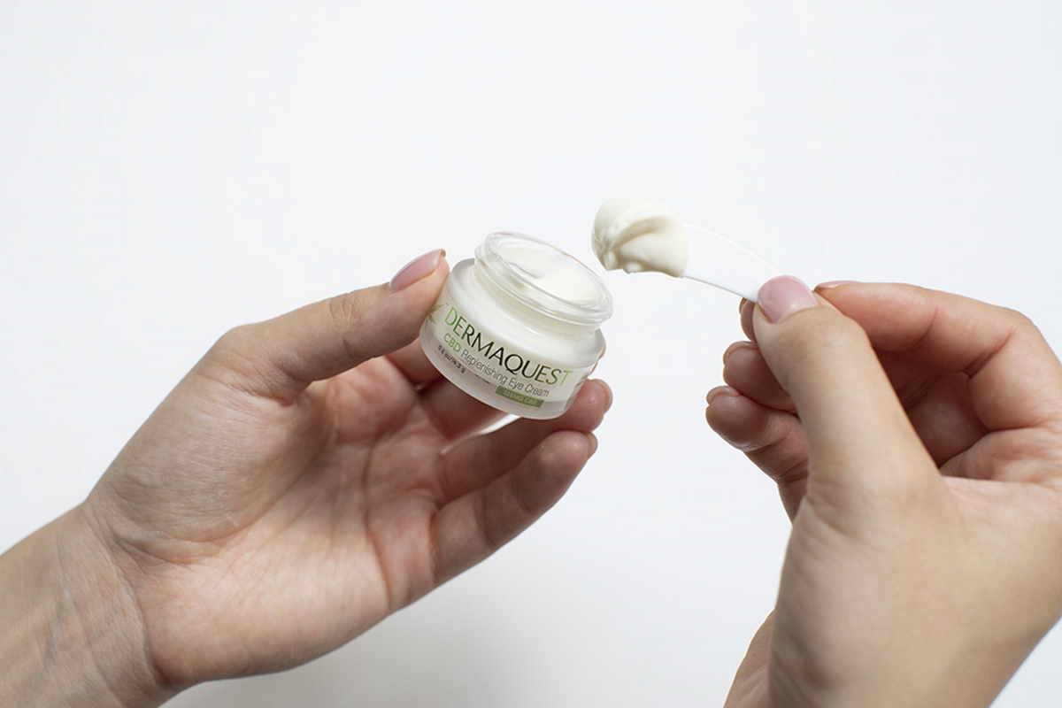 Kosmetyki Dermaquest w sklepie Topestetic.pl. Dermaquest CBD Replenishing Eye Cream: Krem na okolice oczu.