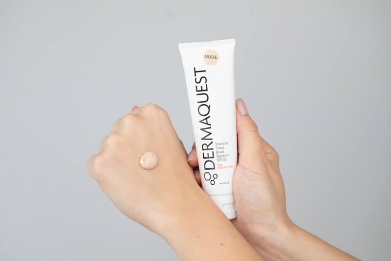 Dermaquest Sheer Zinc Tinted Broad Spectrum SPF 30 Nude na Topestetic.pl. Terapeutyczny krem BB z cynkiem.