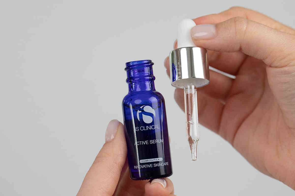 iS Clinical Active Serum. Produkty iS Clinical niwelują niedoskonałości cery i jednocześnie działają anti-aging, przywracając skórze zdrowe parametry. Dostępne na Topestetic.pl.