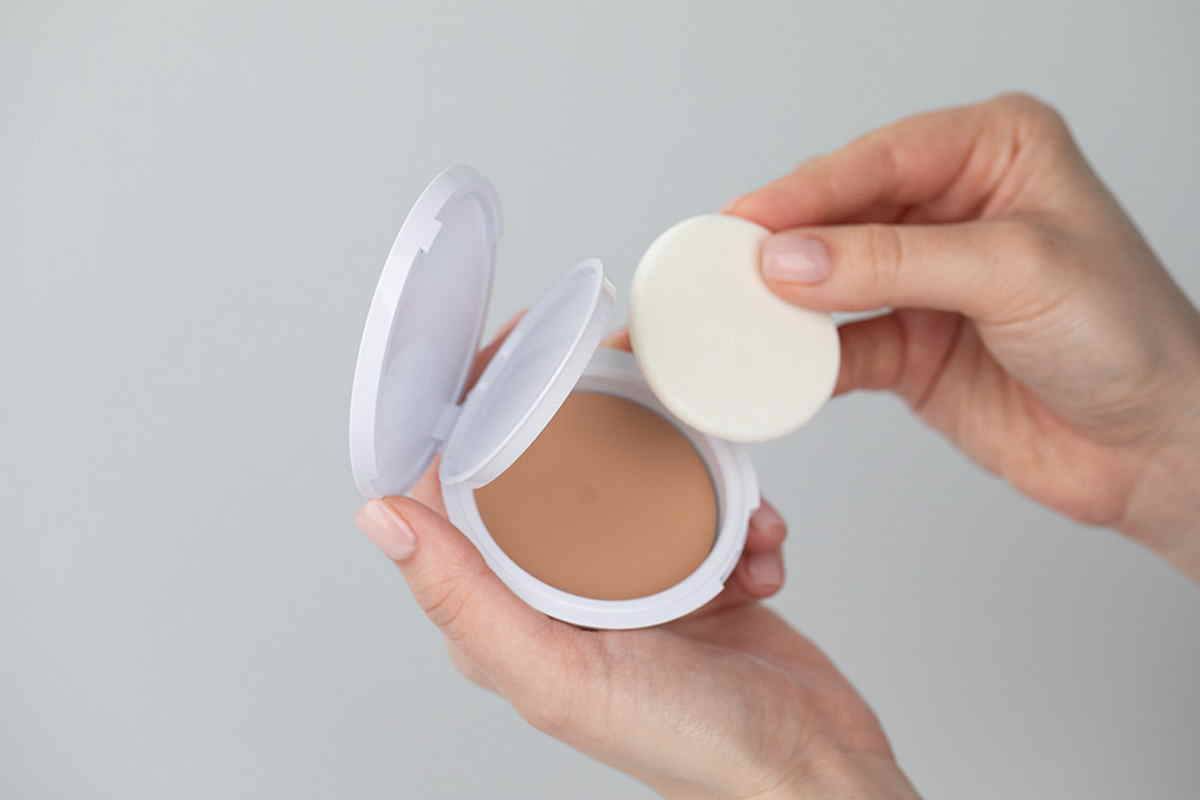 Sesderma Screenses Compacto SPF 50 Przeciwsłoneczny kompakt koloryzujący SPF 50 (kolor light).