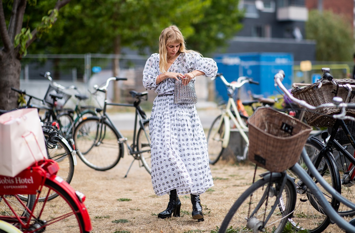 Courtney Trop w sukience Cecilie Bahnsen