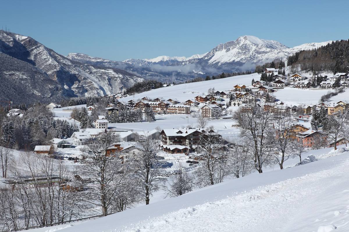 Do włoskiego rejonu Alpe Cimbra warto wybrać się dla najlepszej kuchni, tras narciarskich, niezapomnianych wschodów i zachodów słońca.