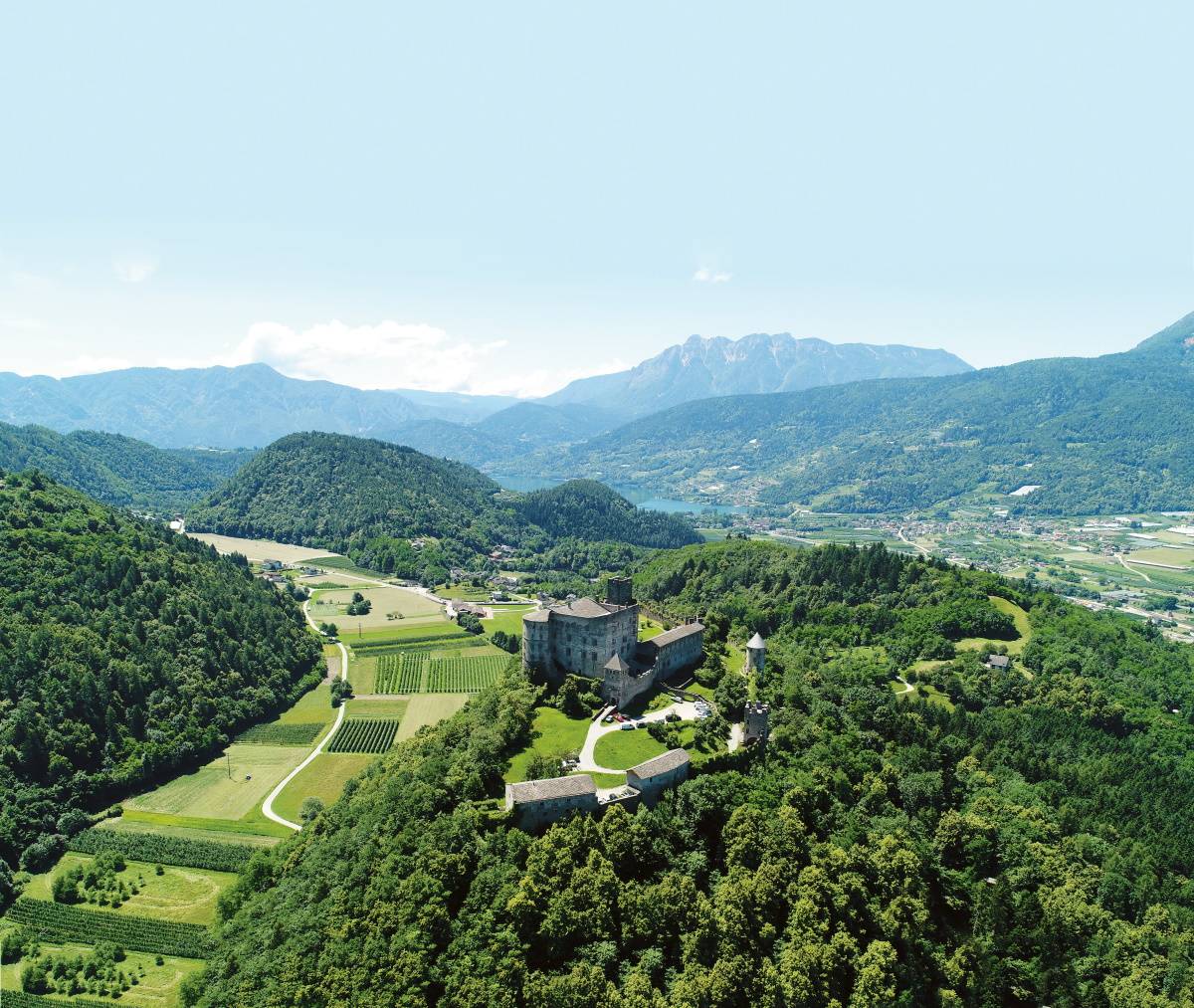 Dlaczego warto pojechać do Trentino. Trentino zachwyca mikroklimatem Alp, rzymską kulturą, a także tradycją winiarską, bo to właśnie tu powstaje słynne wino musujące Trentodoc.
