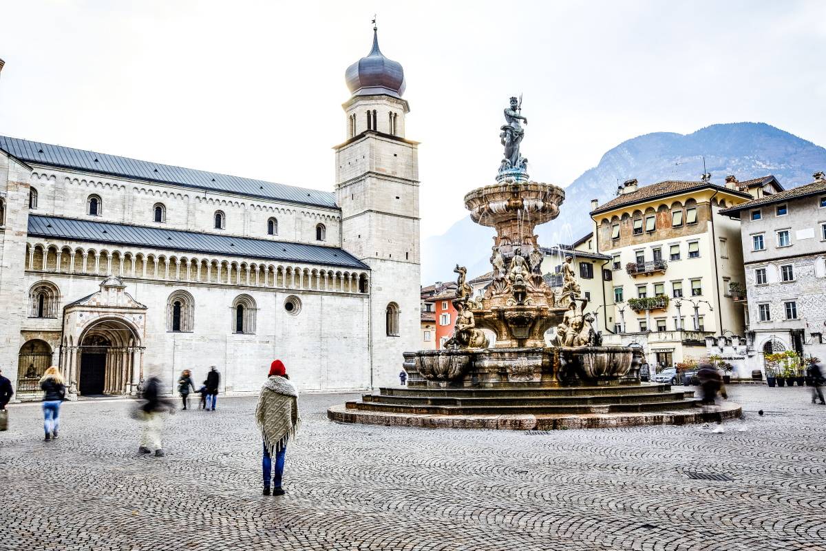 Dlaczego warto pojechać do Trentino. Trentino zachwyca mikroklimatem Alp, rzymską kulturą, a także tradycją winiarską, bo to właśnie tu powstaje słynne wino musujące Trentodoc.