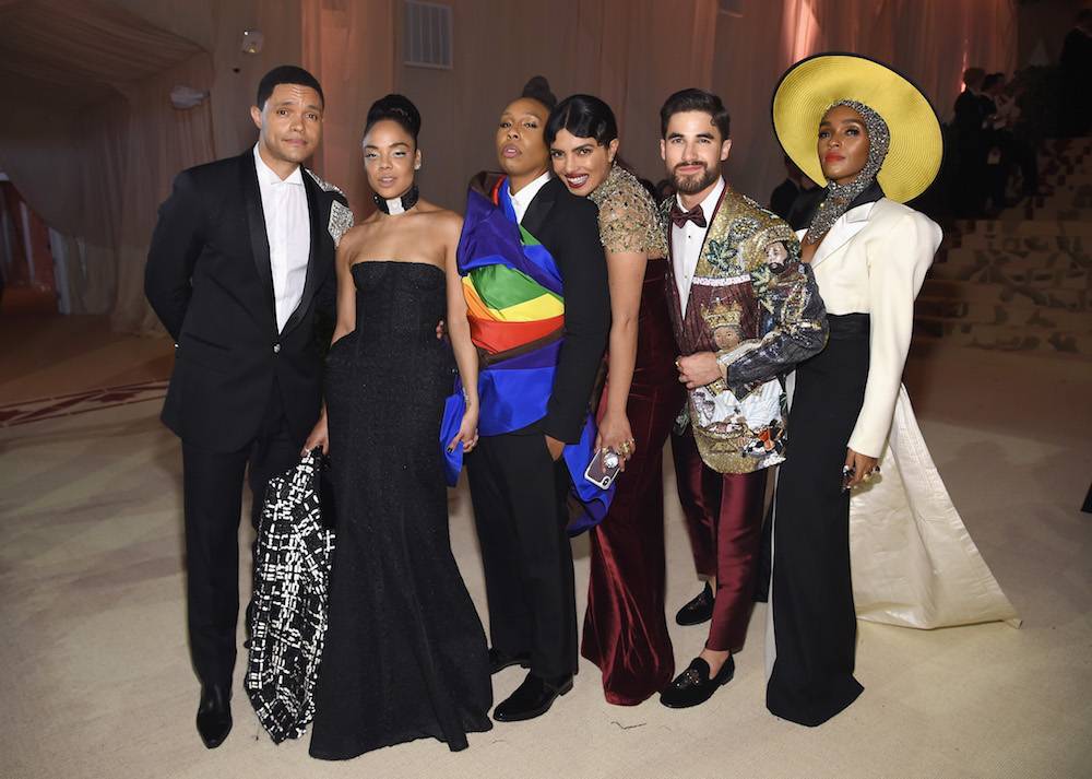 Trevor z przyjaciółmi na gali MET: Tessą Thompson, Leną Waithe, Pryianką Choprą, Darrenem Crissem i Janelle Monae (Fot. Getty Images)