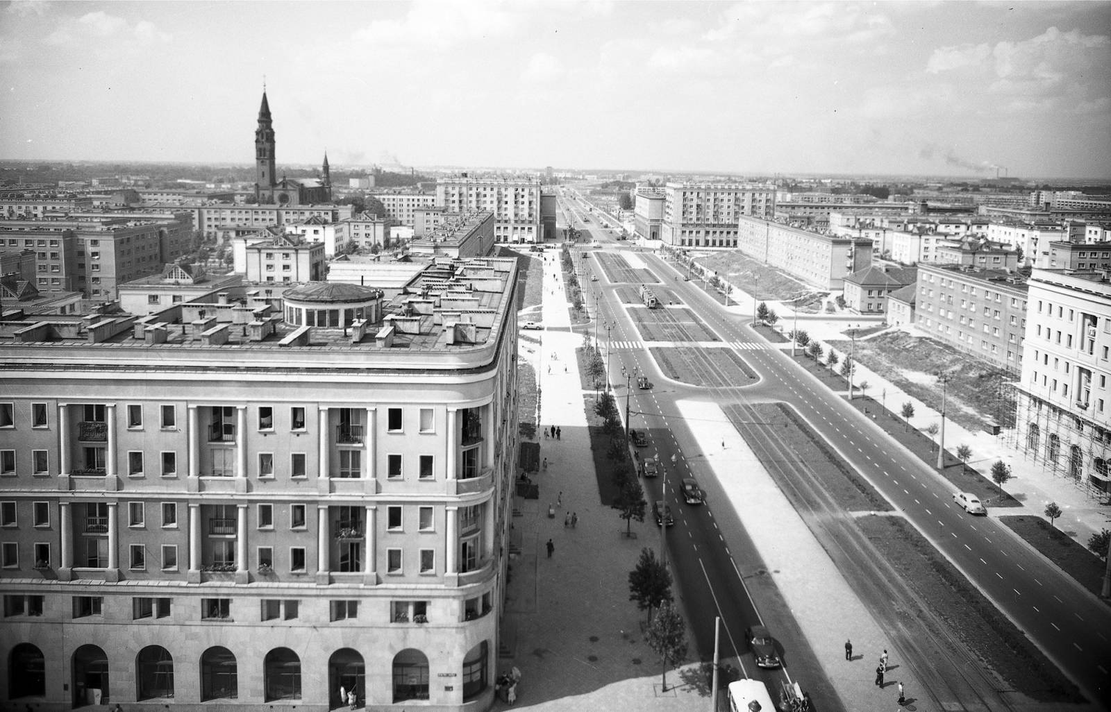 Osiedle Muranów od strony skrzyżowania al. gen. Karola Świerczewskiego i ul. J. Marchlewskiego. Widoczna ul. J. Marchlewskiego w kierunku Żoliborza. Widok z lotu ptaka, 1959, fot Siemaszko Zbyszko, NAC