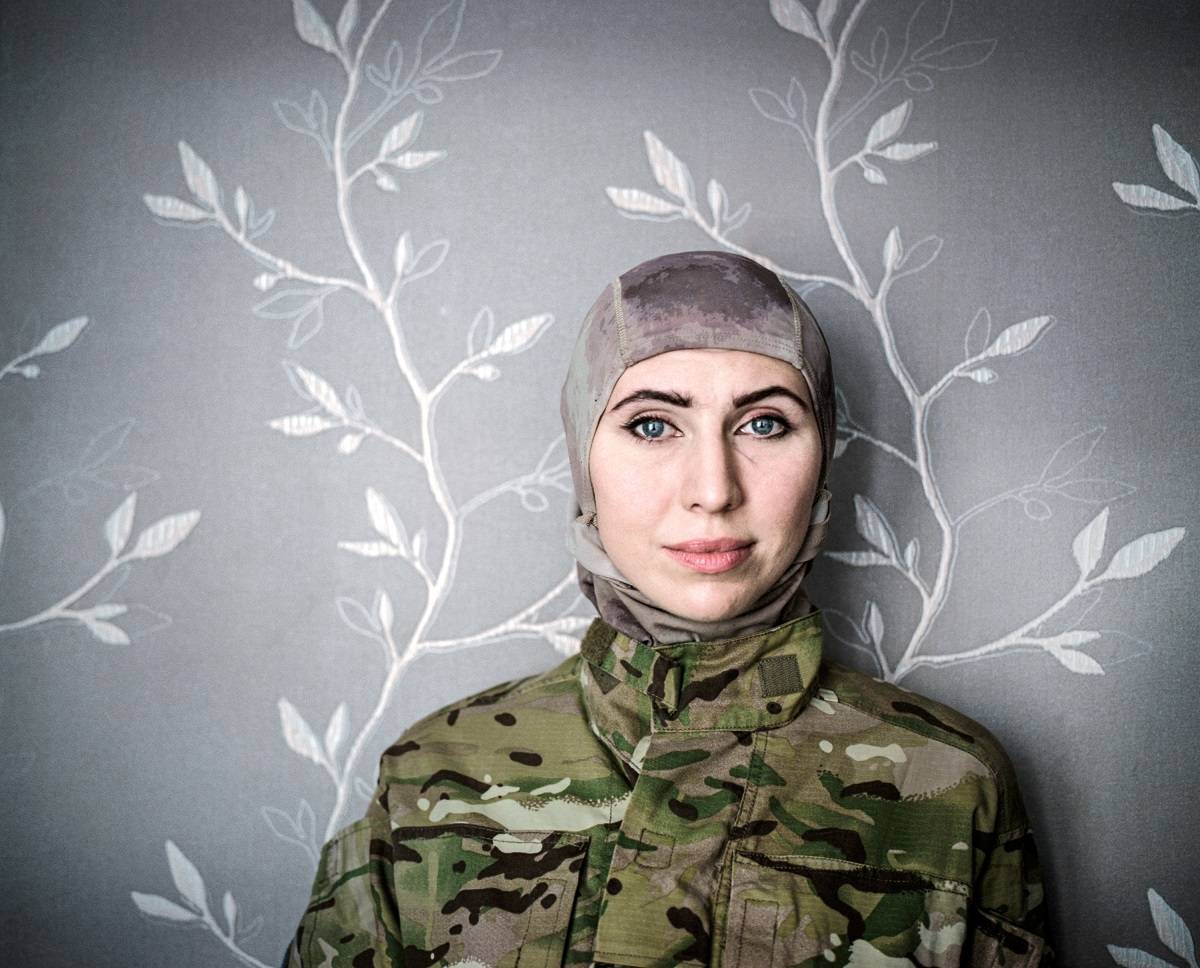 Odessa 2015 r., Ukraina: Amina pozuje do zdjęcia w swoim małym mieszkanku w Odessie, podczas urlopu z wojska (fot. Justyna Mielnikiewicz)