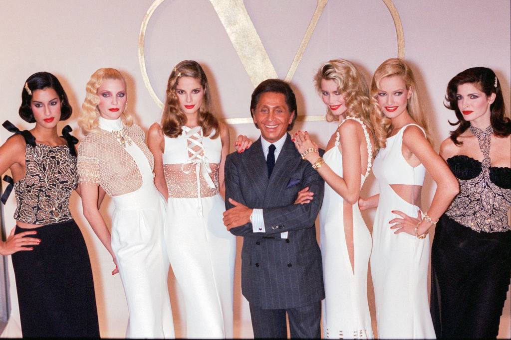 Naja Auermann, Claudia Schiffer, Karen Mulder, Stephanie Seymour i Valentino Garavani po pokazie Ready to Wear wiosna-lato 1994, Paryż (Fot. Stephane Cardinale/Sygma , Getty Images)