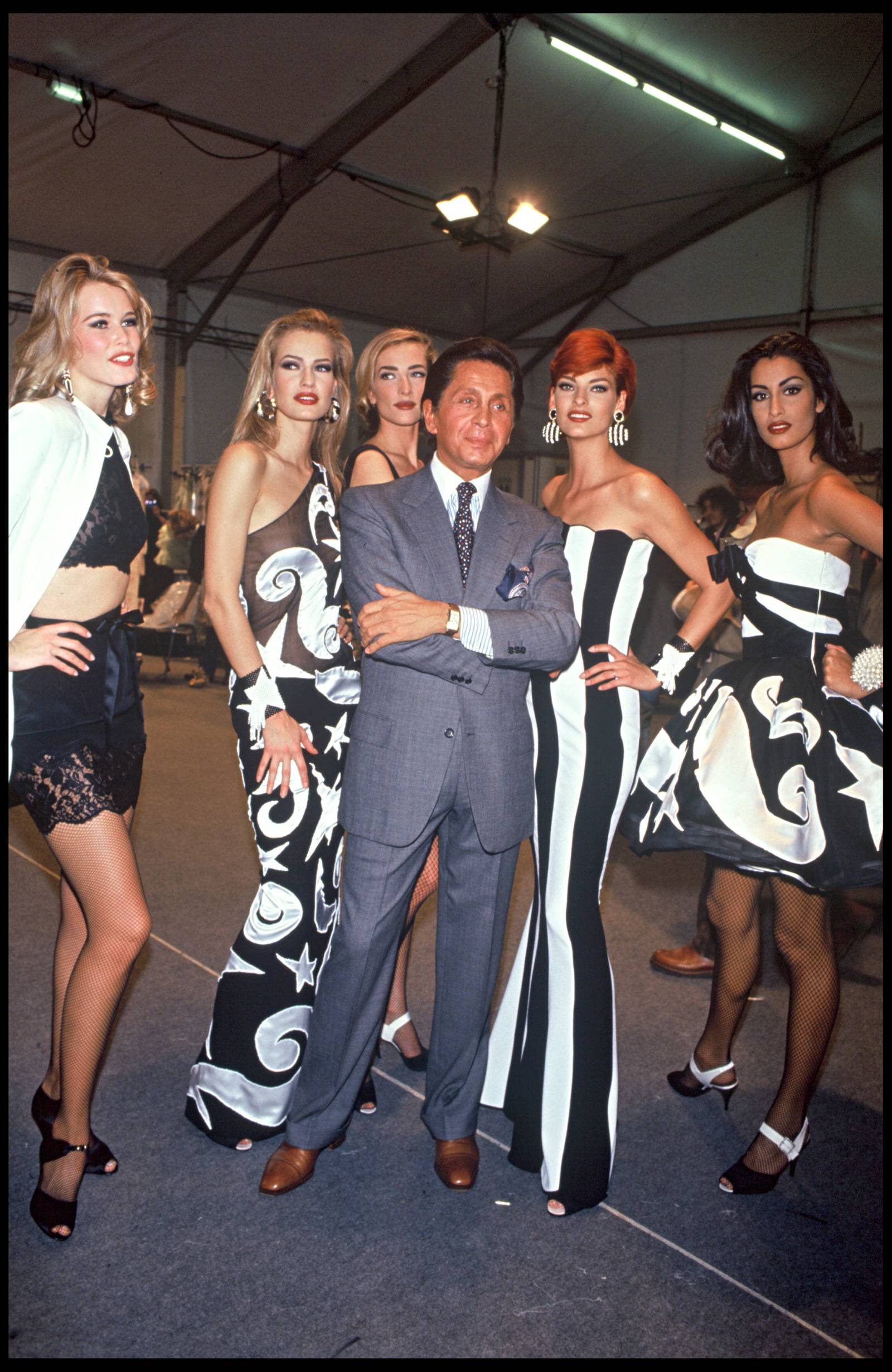 Claudia Schiffe, Karen Mulder, Linda Evangelista i Valentino Garavani po pokazie w Paryżu w 1992 roku (Fot. Bertrand Rindoff Petroff, Getty Images)