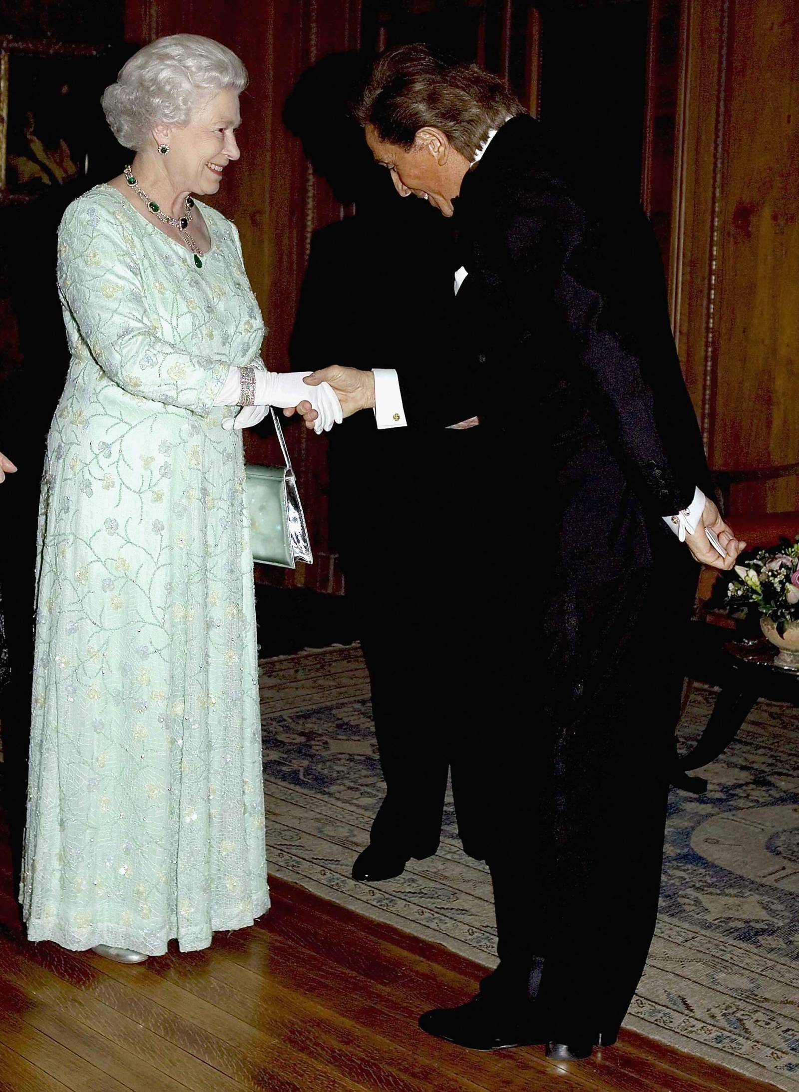 Valentino Garavani na spotkaniu z królową Elżbietą II (Fot. Anwar Hussein Collection, Getty Images)