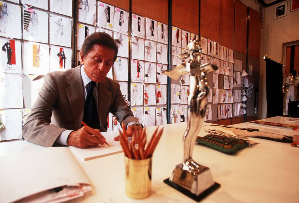Valentino Garavani w swojej pracowni w Rzymie, 2000 rok (Fot. Gianni Giansanti, Getty Images)