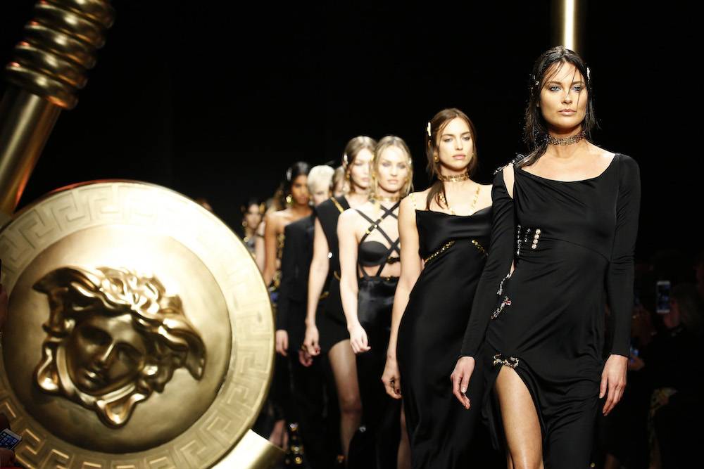 Finał pokazu Versace (Fot. Getty Images)