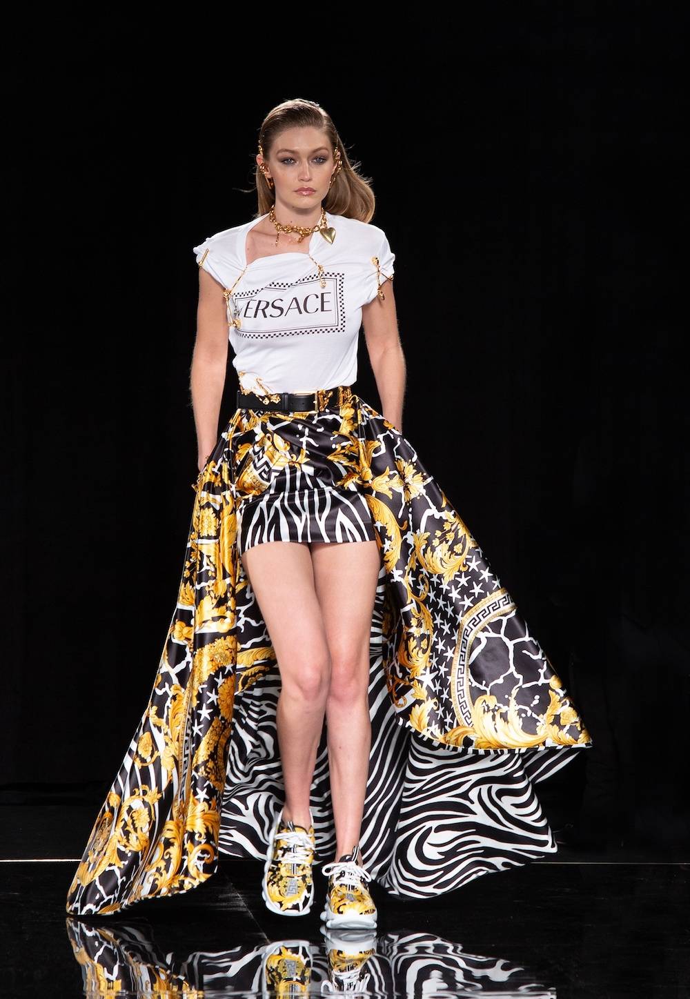 Gigi Hadid na pokazie Versace (Fot. EastNews)