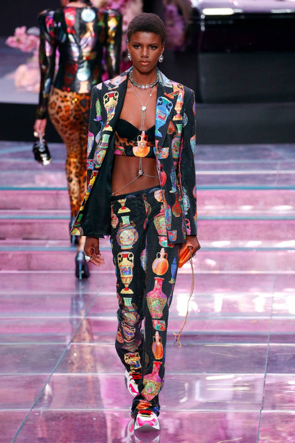 Sylwetka z kolekcji Versace (Fot. Getty Images)