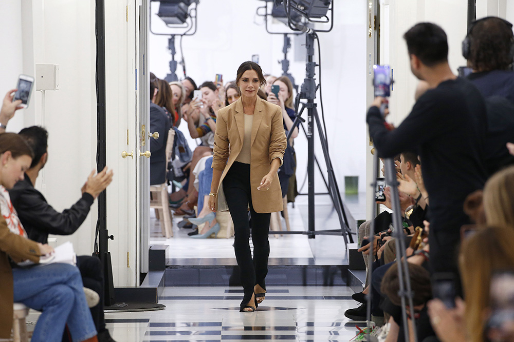 Victoria Beckham po pokazie (Fot. Getty Images)