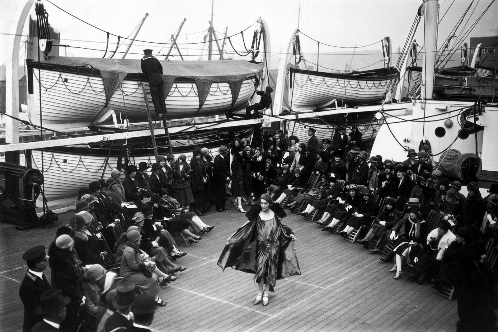 Pokaz mody na pokładzie statku RMS Franconia, 1925 rok (Fot. Brooke / Stringer/ Getty Images)