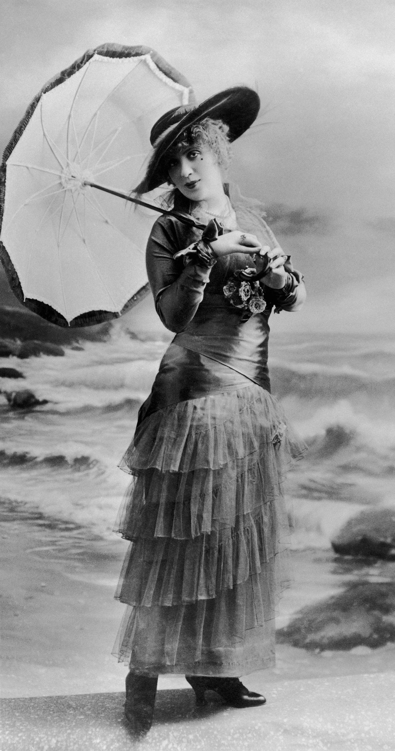 Modelka Pani Faber pozuje w sukni Charlesa Wortha, około 1900–1910 (Fot. Keystone-France/Getty Images)