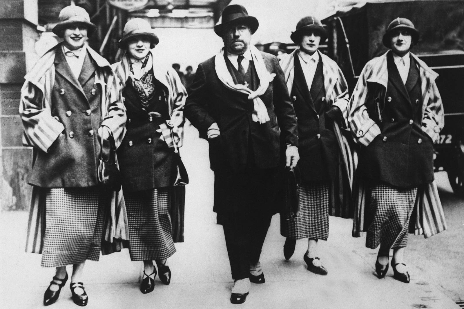 Paul Poiret i modelki prezentujące francuską modę na ulicach Londynu, około 1925 roku / (Fot. Keystone-France/Getty Images)