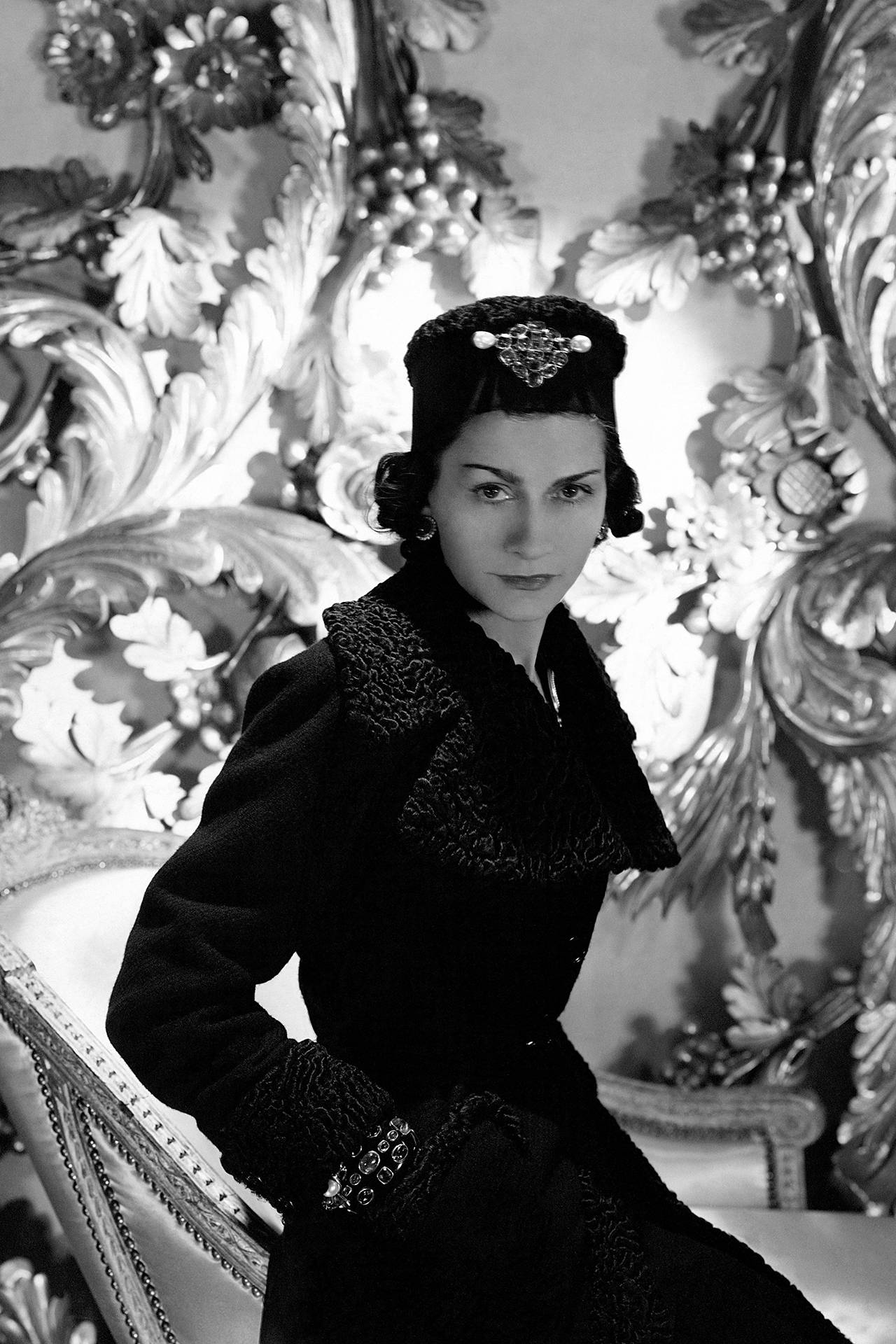 Coco Chanel w jednym ze swoich projektów (Horst P. Horst/Getty Images)