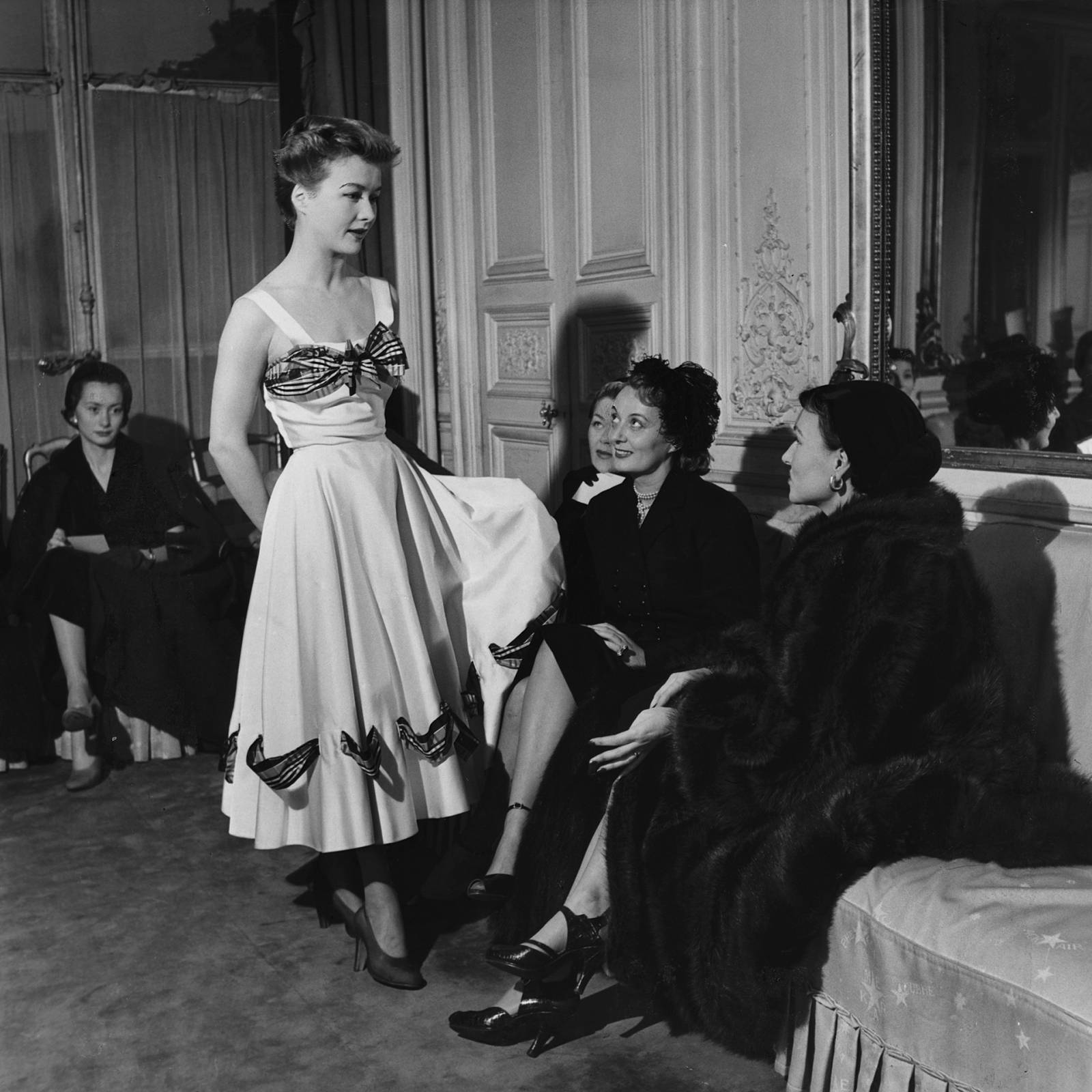 Modelka Ghislaine de Boysson, Paryż, 1952 rok (Fot. Hulton Deutsch/Getty Images)