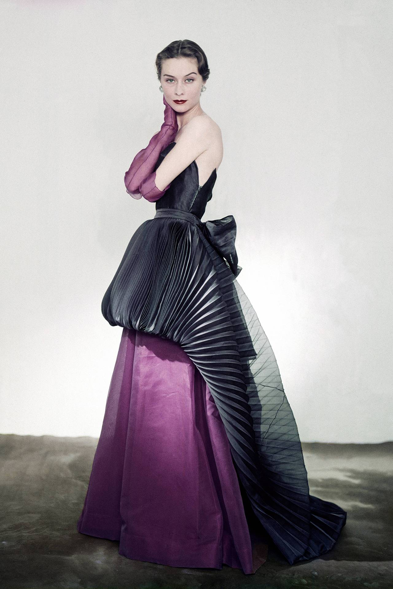 Suknia bez rękawów z jedwabnej organzy i rękawiczki projektu Schiaparelli w „Vogue”, 1951 rok (Fot. John Rawlings/Getty Images)