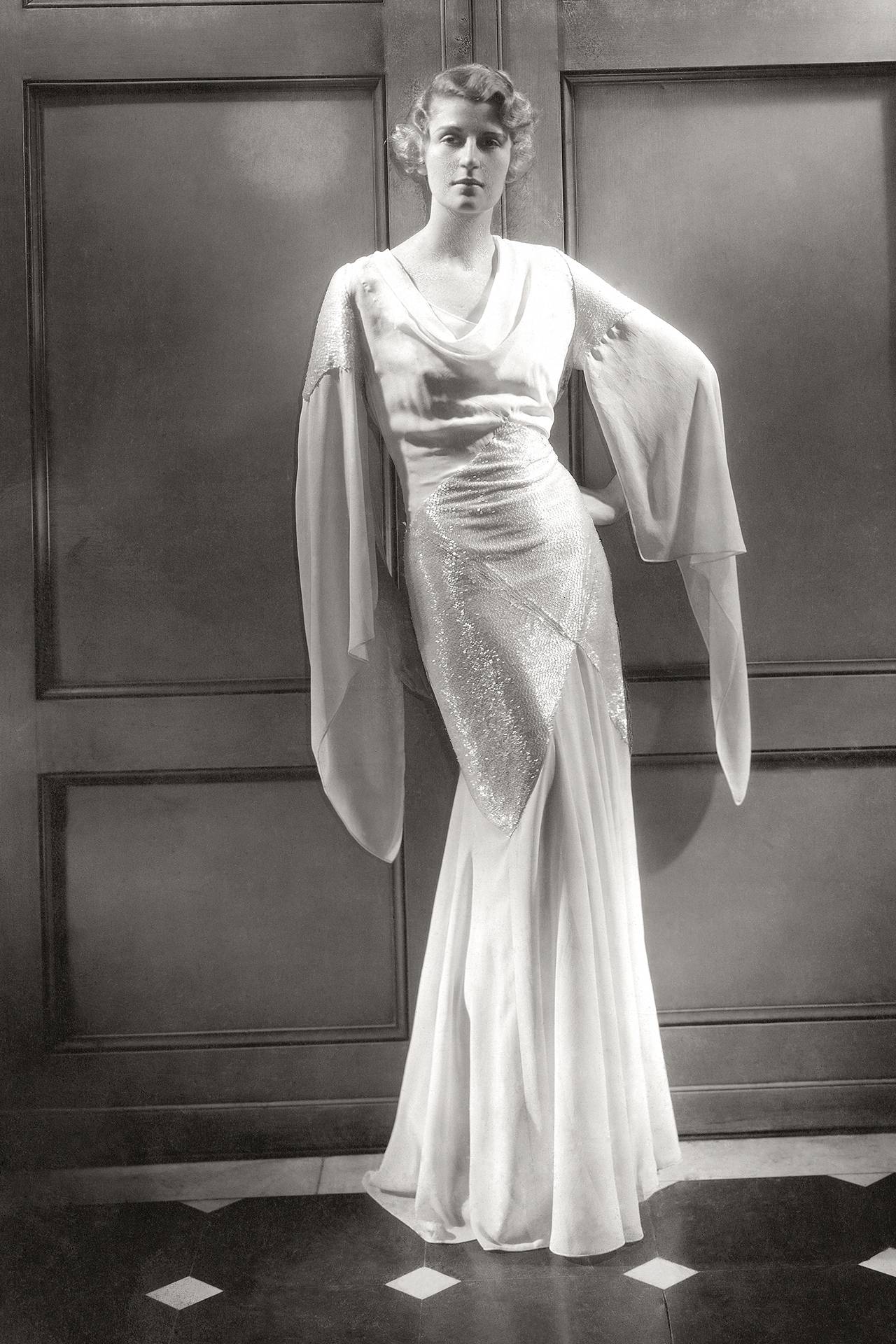 Modelka w białej sukni Vionnet w „Vogue”, 1930 rok (Fot. Edward Steichen/Getty Images)
