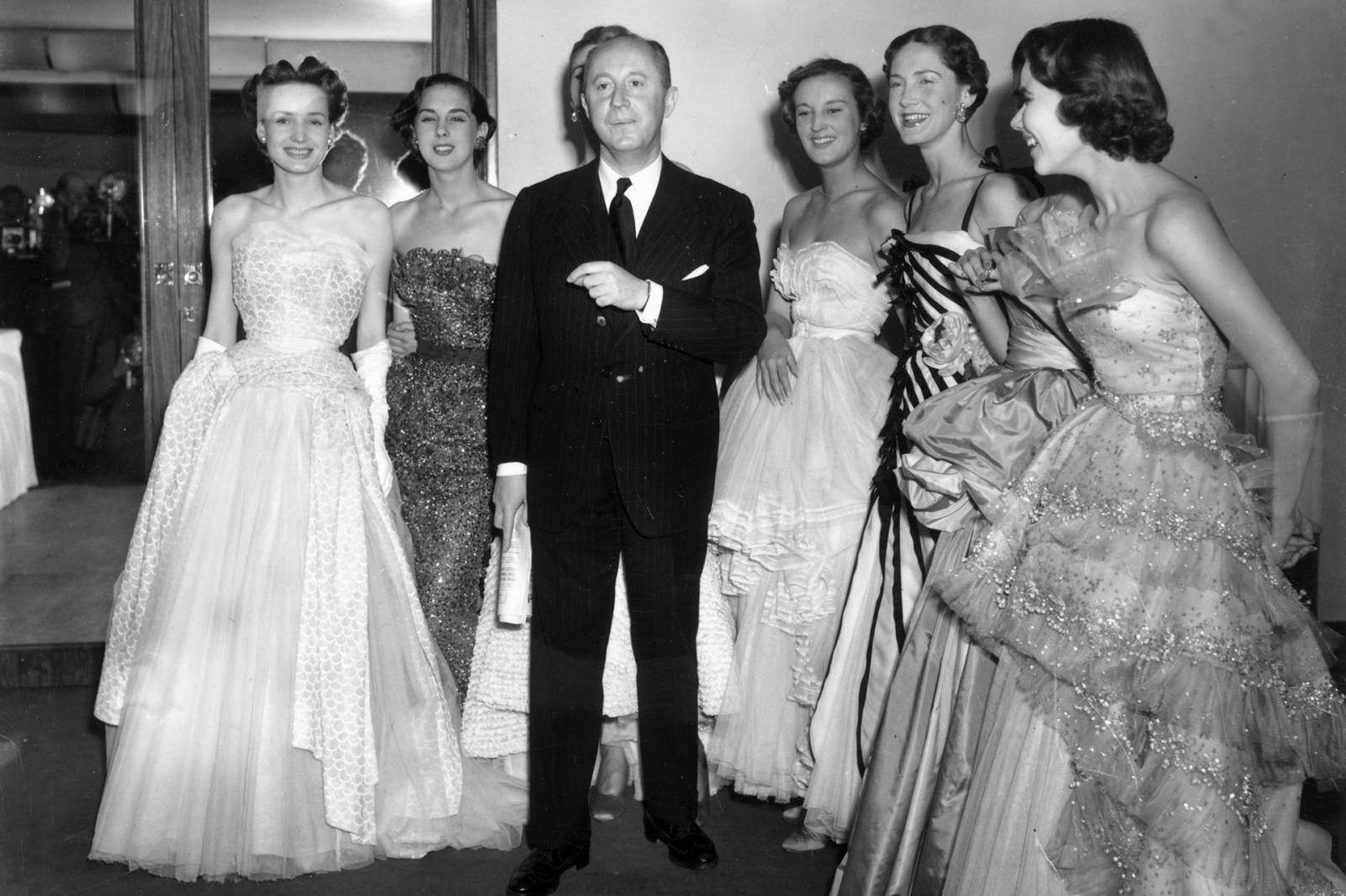 Christian Dior w towarzystwie sześciu modelek po swoim pokazie, przed hotelem Savoy w Londynie, 1950 rok  (Fot. Getty Images)